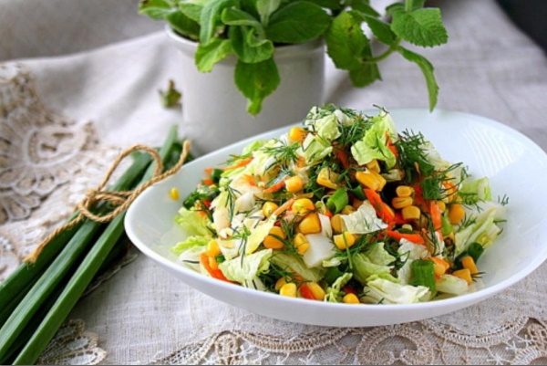 Салат с пекинской капустой и огурцом, помидором, яйцом, горошком. Рецепт