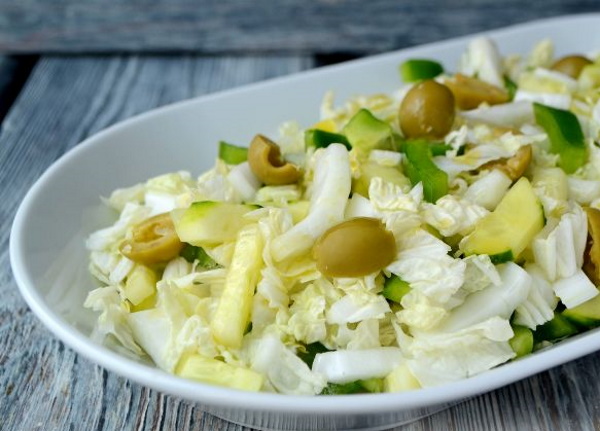 Салат с пекинской капустой и огурцом, помидором, яйцом, горошком. Рецепт