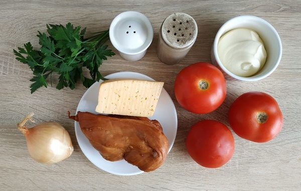 Салат с помидорами и копченой курицей, сыром, сухариками. Рецепт