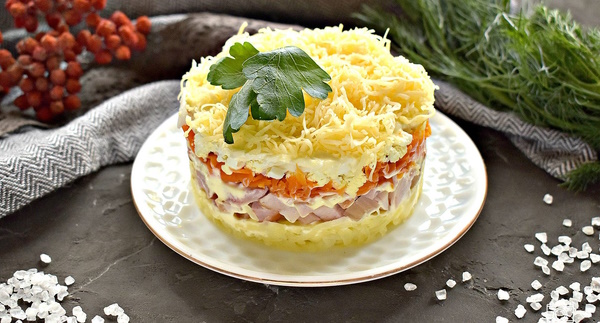 Салат с помидорами и копченой курицей, сыром, сухариками. Рецепт