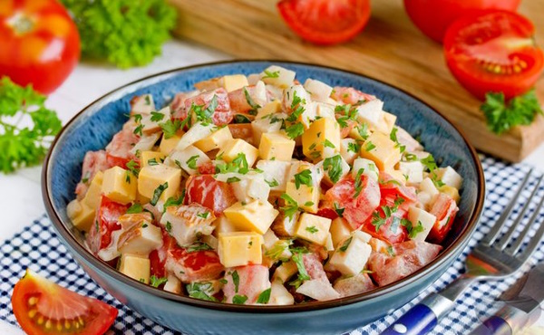 Салат с помидорами и копченой курицей, сыром, сухариками. Рецепт