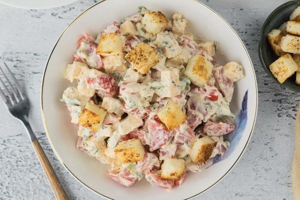 Салат с помидорами и копченой курицей, сыром, сухариками. Рецепт