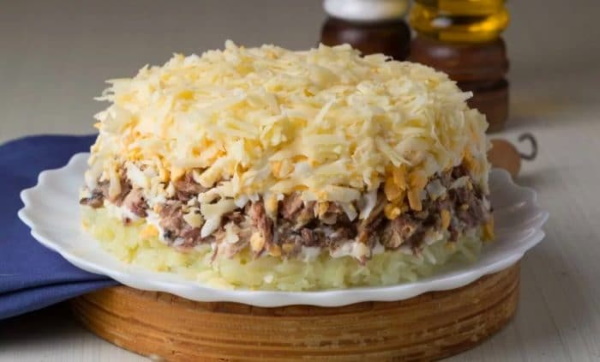 Салаты с сардиной консервированной, яйцами, огурцом, картошкой