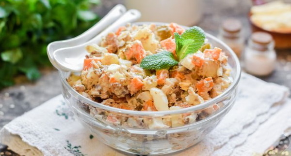 Салаты с сардиной консервированной, яйцами, огурцом, картошкой