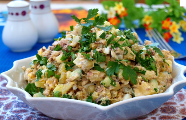 Салаты с сардиной консервированной, яйцами, огурцом, картошкой