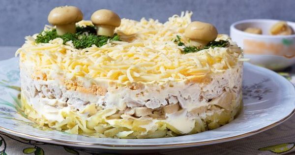 Салат с вареной курицей и грибами, сыром, яйцом