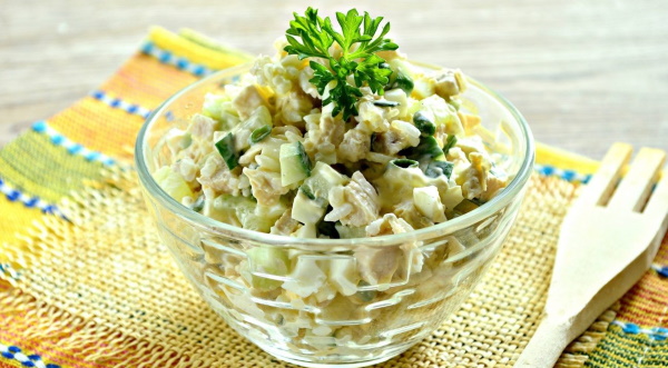 Салат с вареной курицей и грибами, сыром, яйцом