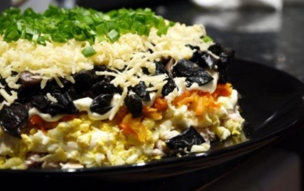 Салат с вареной курицей и грибами, сыром, яйцом