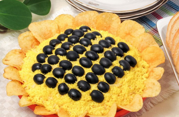 Салат с вареной курицей и грибами, сыром, яйцом