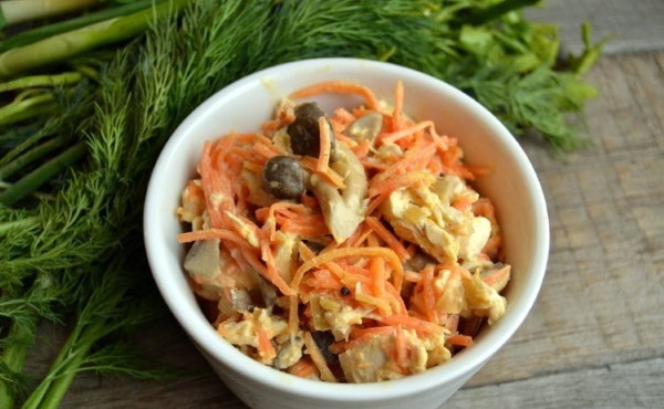 Салат с вареной курицей и грибами, сыром, яйцом
