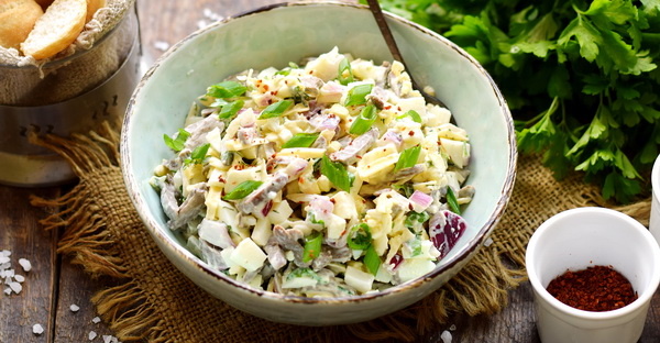 Салат Сердцеедка с куриными сердечками. Рецепты с сыром, морковью, горошком, грибами, огурцом, петрушкой
