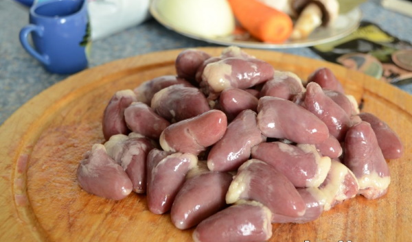 Салат Сердцеедка с куриными сердечками. Рецепты с сыром, морковью, горошком, грибами, огурцом, петрушкой