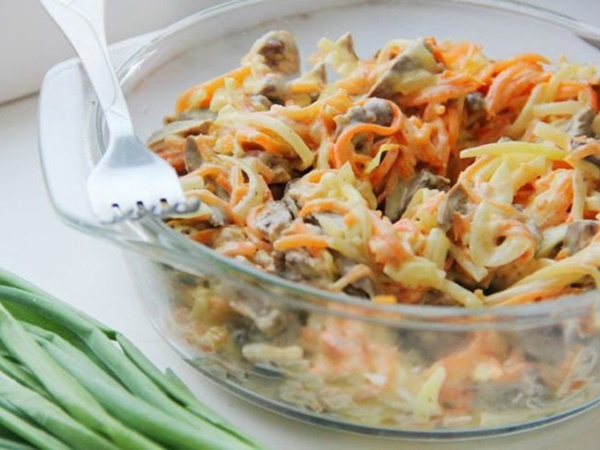 Салат Сердцеедка с куриными сердечками. Рецепты с сыром, морковью, горошком, грибами, огурцом, петрушкой