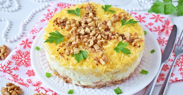Салат слоями: ананасы, курица, шампиньоны, сыр, яйца