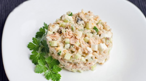 Салат с консервированной скумбрией. Рецепты на зиму, слоями с картошкой, яйцом