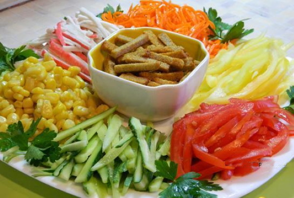 Салат Цветик-семицветик. Рецепты с фото с корейской морковкой, чипсами, сырой свеклой, овощной