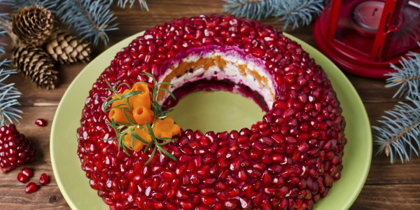 Салаты с грецкими орехами. Рецепты простые, вкусные с курицей, грибами, черносливом, сыром, гранатом