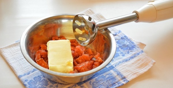 Селедочное масло. Рецепт классический с морковью, сыром, яйцом от Высоцкой, Лазерсона, Ивлева