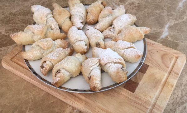 Сигаретки с орехами. Рецепт классический из слоеного, песочного теста по-армянски, грузински