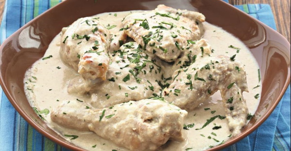 Сливочно-чесночный соус. Рецепты для курицы, креветок, пасты, мяса с грибами, сыром, майонезом, шпинатом