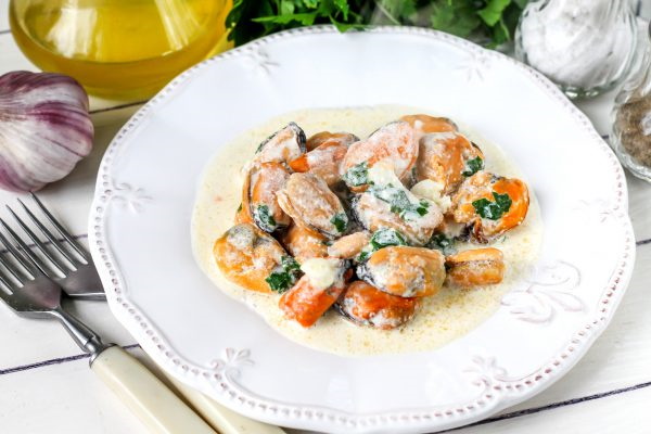 Сливочно-чесночный соус. Рецепты для курицы, креветок, пасты, мяса с грибами, сыром, майонезом, шпинатом
