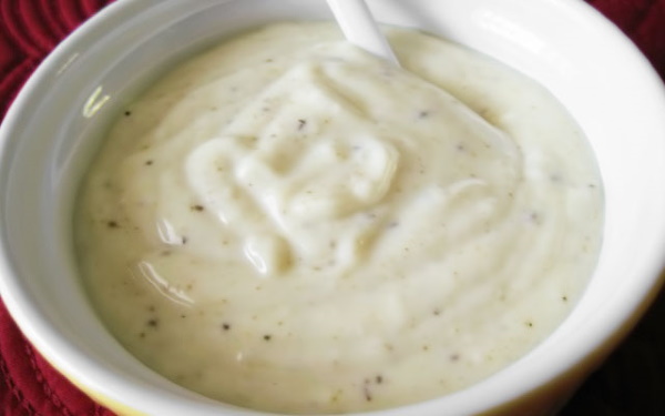 Сливочно-чесночный соус. Рецепты для курицы, креветок, пасты, мяса с грибами, сыром, майонезом, шпинатом