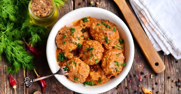 Соус для ежиков из фарша с рисом, сметаной, томатной пастой