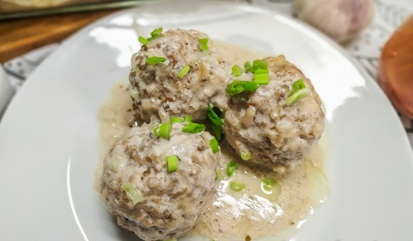 Соус для ежиков из фарша с рисом, сметаной, томатной пастой
