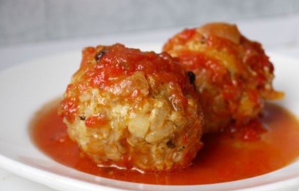 Соус для ежиков из фарша с рисом, сметаной, томатной пастой