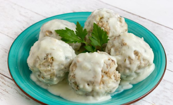 Соус для ежиков из фарша с рисом, сметаной, томатной пастой