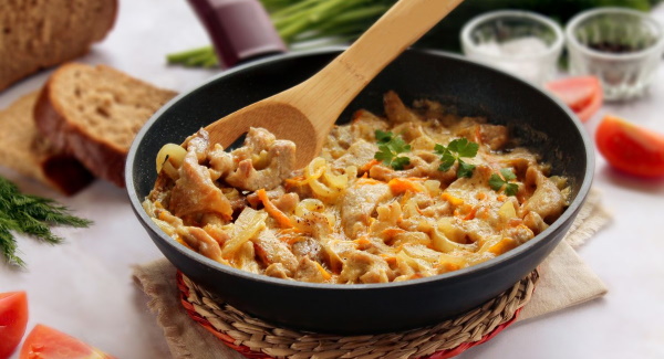 Свинина в сметанном соусе на сковороде. Рецепт с фото с чесноком, макаронами, грибами