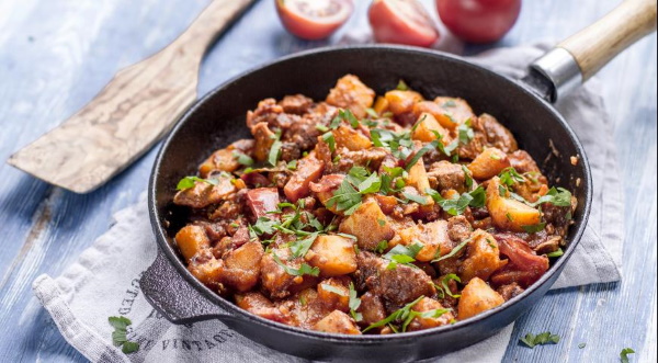 Свинина в сметанном соусе на сковороде. Рецепт с фото с чесноком, макаронами, грибами