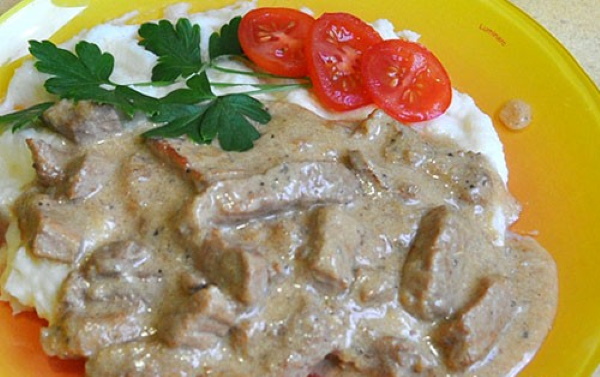 Свинина в сметанном соусе на сковороде. Рецепт с фото с чесноком, макаронами, грибами