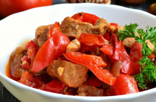 Свинина в сметанном соусе на сковороде. Рецепт с фото с чесноком, макаронами, грибами