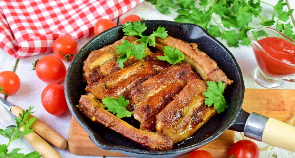 Свиные ребрышки жареные на сковороде. Рецепт, как вкусно приготовить