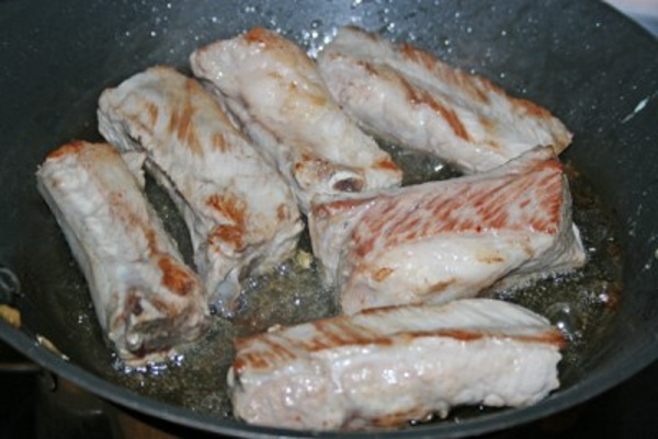 Свиные ребрышки жареные на сковороде. Рецепт, как вкусно приготовить