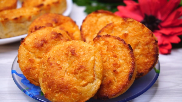 Сырники с яблоком и творогом в духовке, на сковороде. Рецепт с манкой, корицей, медом, изюмом