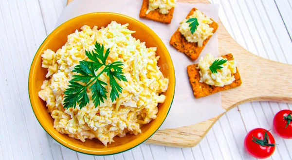 Сырный салат с чесноком и яйцом. Рецепт классический с морковью