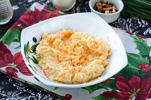 Сырный салат с чесноком и яйцом. Рецепт классический с морковью