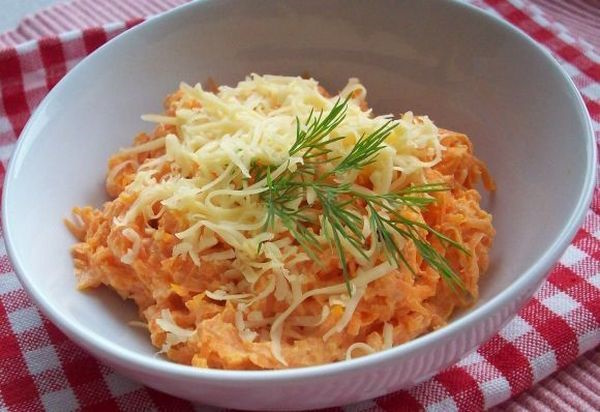 Сырный салат с чесноком и яйцом. Рецепт классический с морковью
