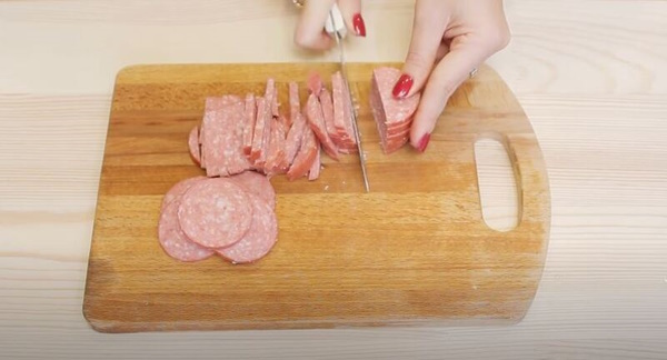Сырный салат с чесноком и яйцом. Рецепт классический с морковью