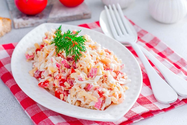 Сырный салат с чесноком и яйцом. Рецепт классический с морковью