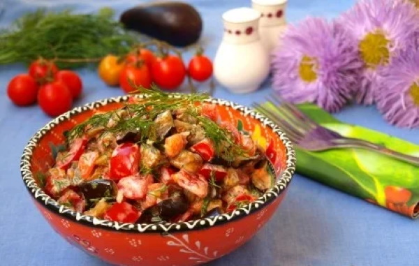 Теплый салат из баклажанов, перца и помидоров, курицы, говядины