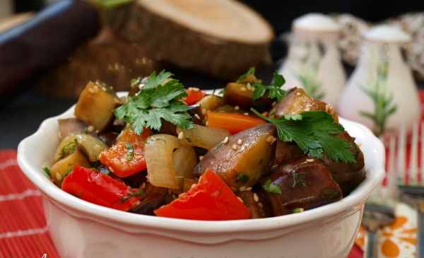 Теплый салат из баклажанов, перца и помидоров, курицы, говядины