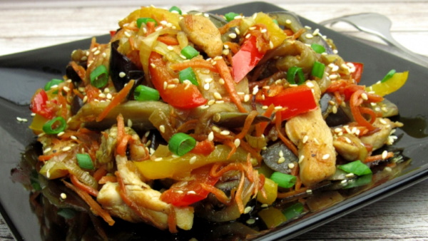 Теплый салат из баклажанов, перца и помидоров, курицы, говядины