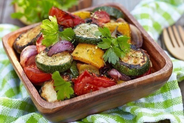 Теплый салат из баклажанов, перца и помидоров, курицы, говядины