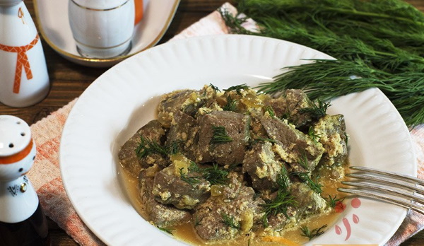 Тушеная печень говяжья с луком, морковью на сковороде