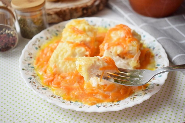 Тушеная рыба с морковкой, луком и сметаной на сковороде. Рецепт