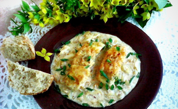 Тушеная рыба с морковкой, луком и сметаной на сковороде. Рецепт
