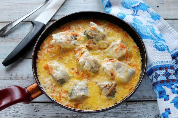 Тушеная рыба с морковкой, луком и сметаной на сковороде. Рецепт